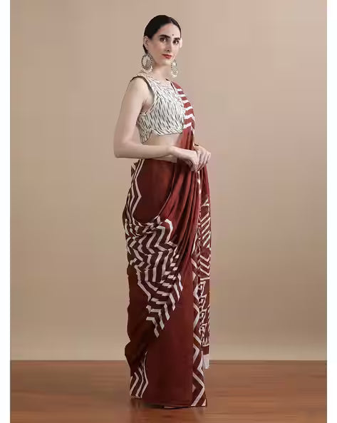 Women Floral Print Pure Cotton Saree Brown